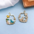 Emaille kattenkrans hanger met blauwe kitten en kleurrijke strass-steentjes voor DIY - Emaille KC Goudbasis Vintage Blauwe Kat (16702)