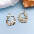 Katten-silhouet en bloemenkrans hanger van legering met strass voor DIY sieraden - Emaille KC Goudbasis Vintage Witte Kat (16703)