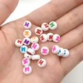 Platte ronde witte acryl letter M kralen voor DIY armbanden in de handpalm - Veelkleurige Letter M