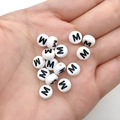7mm witte acryl platte ronde alfabetkralen met zwarte letters M en W voor DIY armbanden - Zwart Wit Letter M