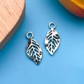 Ensemble de deux pendentifs feuilles en argent antique avec nervures pour bijoux DIY - 9x20mm / Feuille Évidée Argent Antique