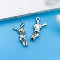Pendentifs joueur de lacrosse en alliage de zinc pour bijoux de sport et bracelets DIY - Joueur de Hockey en Argent Antique 11x23mm