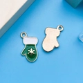 Ciondoli guanto di Natale in smalto verde con fiocco di neve dorato per gioielli DIY - Guanto Natalizio con Fiocco di Neve Verde (9900)