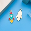 Pendentif fusée en alliage émaillé pour bijoux DIY en couleurs rouge et vert - Fusée Spatiale Verte (11061)