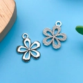 Pendentifs fleurs en argent vintage pour bijoux DIY avec finitions texturées - 13x17mm / Grappe de Fleurs Argent Antique