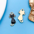 Colgante de gato en esmalte negro con marco de metal dorado para creación de joyas DIY - Gato de Espaldas (9928)