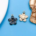 Colgantes de flores en esmalte negro y oro con texturas en relieve detalladas - Flor de Cerezo Esmaltada (10957)