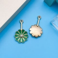 Pendentif marguerite verte avec perle et bordure dorée pour bijoux faits main - Fleur Ronde Verte (12346)