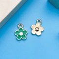 Pendentifs fleurs en émail vert et or pour bijoux DIY avec texture métallique - Fleur Verte (12350)