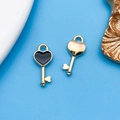 Colgantes llave de corazón en esmalte negro y oro para creación de joyas artesanales - Llave en Forma de Corazón (11042)