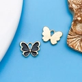 Colgante de mariposa dorada en aleación con esmalte negro para creación de joyas DIY - Mariposa Esmaltada (11865)