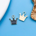 Colgante de corona dorada para joyas DIY con esmalte negro y reverso de metal texturizado - Corona Esmaltada (11909)