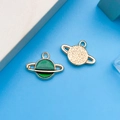 Pendentifs planète Saturne en émail vert et or pour la création de bijoux DIY faits main - Planète Terre Verte (13541)