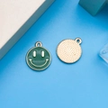 Pendentif smiley rond en alliage vert avec dos doré texturé pour création de bijoux DIY - Visage Souriant Rond Vert (13960)