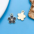 Colgante de flor de cerezo dorado en aleación con esmalte negro para joyería DIY - Pequeña Flor de Cerezo Esmaltada (12088)