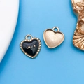 Colgante de corazón en esmalte negro con texto love dorado para creación de joyas DIY - Forma de Corazón Love (12410)