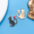 Colgante de gato de esmalte negro con corazón rojo y borde dorado para joyería DIY - Gato con Corazón (17514)