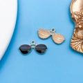 Colgante en forma de gafas de sol doradas con esmalte negro para bisutería casera - Gafas de Sol Esmaltadas (17515)