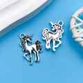 Ciondoli a forma di unicorno in argento con rilievi floreali per la creazione di gioielli - Unicorno Argento Antico (9191)