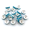 Makroaufnahme von 8mm silbernen Rondelle-Perlen mit blauen Strasssteinen für DIY-Schmuck - 6mm (14662) / Seeblau
