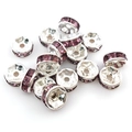 Makro-Detail von 8mm lila Strass-Abstandshaltern mit silberner sternförmiger Metallbasis - 6mm (14661) / Dunkellila