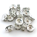 Nahaufnahme von 8mm silbernen Strass-Abstandshaltern mit klaren Kristallen für DIY-Schmuck - 6mm (14659) / Weiß