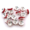 Nahaufnahme von 8mm silbernen Wellen-Abstandshaltern mit roten Strasssteinen für DIY-Schmuck - 6mm (14658) / Rot