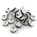 Makroaufnahme von schwarzen und silbernen Abstandsperlen mit Strass für DIY-Schmuckdesign - 6mm (14655) / Schwarz
