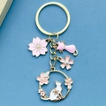 Portachiavi gatto e fiori di ciliegio rosa con perle e ciondoli in lega dorata - Smalto Rosa Gatto Sakura (ER560)