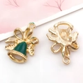 Kerstbel bedeltje met groen email en strik voor het maken van DIY-sieraden en armbanden - Groene Emaille Kerstbel (12257)