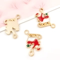 Kerstman slee emaille hanger in rood en wit met goudkleurige legering afwerking - Rode Emaille Kerstman Slee (12258)