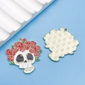 DIY Halloween Anhänger mit weißem Totenkopf, roten Rosen und goldener Metallrückseite - Halloween Rose Totenkopf Stil (18166)