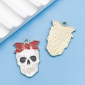 Totenkopf-Anhänger mit roter Schleife aus Emaille für DIY-Schmuck und Ketten - Schleife Totenkopf Stil (18168)