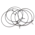 Nahaufnahme von fünf DIY-Ohrringreifen aus Edelstahl mit Hakenverschluss für Perlen - 20mm / Gunmetal-Schwarz