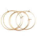 Detailansicht von vier dünnen goldenen Creolen mit minimalistischem Steckverschluss-Design - 20mm / KC Gold