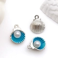 Versilberter Muschel-Anhänger mit himmelblauer Emaille und weißer Perle für DIY-Schmuck - Seeblau Emaille Perlmuschel (14351) / 12x15mm