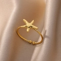 Anello stella marina in oro 18K con fascia intrecciata su sfondo di seta beige - Anello aperto stella marina dorato (JZ4906G)