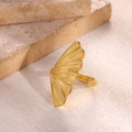 Anillo abierto ajustable de hoja de ginkgo chapado en oro de 18K con textura radial - Estilo Hoja de Abanico con Pliegue Radial (4099-1 Dorado)