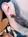 Primer plano de aretes de aro negros de acero inoxidable en la oreja de un hombre - 14mm (1 Par) / Negro