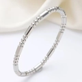 Bracelet jonc perlé en argent poli avec segments cylindriques sur fond de soie blanche - Style Cylindre et Perle Alternés (60037-2)