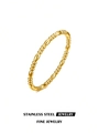 Detalle macro de la pulsera de acero inoxidable bañada en oro 18k con eslabones ovales - Estilo de Cuentas Redondas y Ovaladas Alternas (60033-1) / Dorado