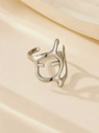 Primer plano del anillo lava plateado que muestra sus curvas metálicas huecas fluidas - Abierto Ajustable / Estilo Aerodinámico Abstracto Plateado (40329-2)