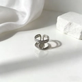 Primer plano de anillo triple de acero inoxidable plateado con detalle de gota sobre piedra - Estilo de Gota de Triple Capa con Línea Fina (40502) / Plateado