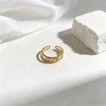 Vista detallada de anillo ajustable dorado con eslabones cubanos sobre fondo de piedra - Estilo de Eslabón Cubano (40499) / Dorado