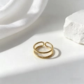 Detalle de anillo de doble capa en acero inoxidable dorado con textura sobre fondo de piedra - Estilo Facetado de Doble Capa (40497) / Dorado