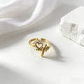 Primer plano detallado del anillo dorado con latido de corazón en seda blanca elegante - Estilo de Corazón ECG (40490) / Dorado