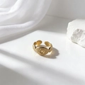 Anillo vintage ajustable de acero inoxidable dorado con relieve ovalado sobre seda blanca - Estilo Ovalado con Relieve Vintage (40500) / Dorado