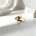 Anillo abierto minimalista de acero dorado con perla pulida sobre fondo de seda - Estilo Abierto de Cuenta Redonda (40498) / Dorado