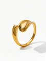 Détail d'une bague ouverte dorée minimaliste aux extrémités polies en forme de goutte d'eau - Design ouvert en forme de goutte d'eau fluide dorée