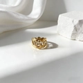 Anillo dorado minimalista con ondas caladas y detalles de puntos sobre seda - Estilo Hueco Ondulado (40496) / Dorado